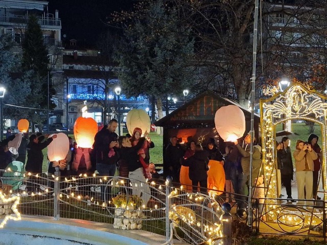 Με θεατρική παράσταση, ιπτάμενα φαναράκια και εργαστήρια για παιδιά συνεχίστηκαν οι Χριστουγεννιάτικες εκδηλώσεις του Δήμου Φλώρινας